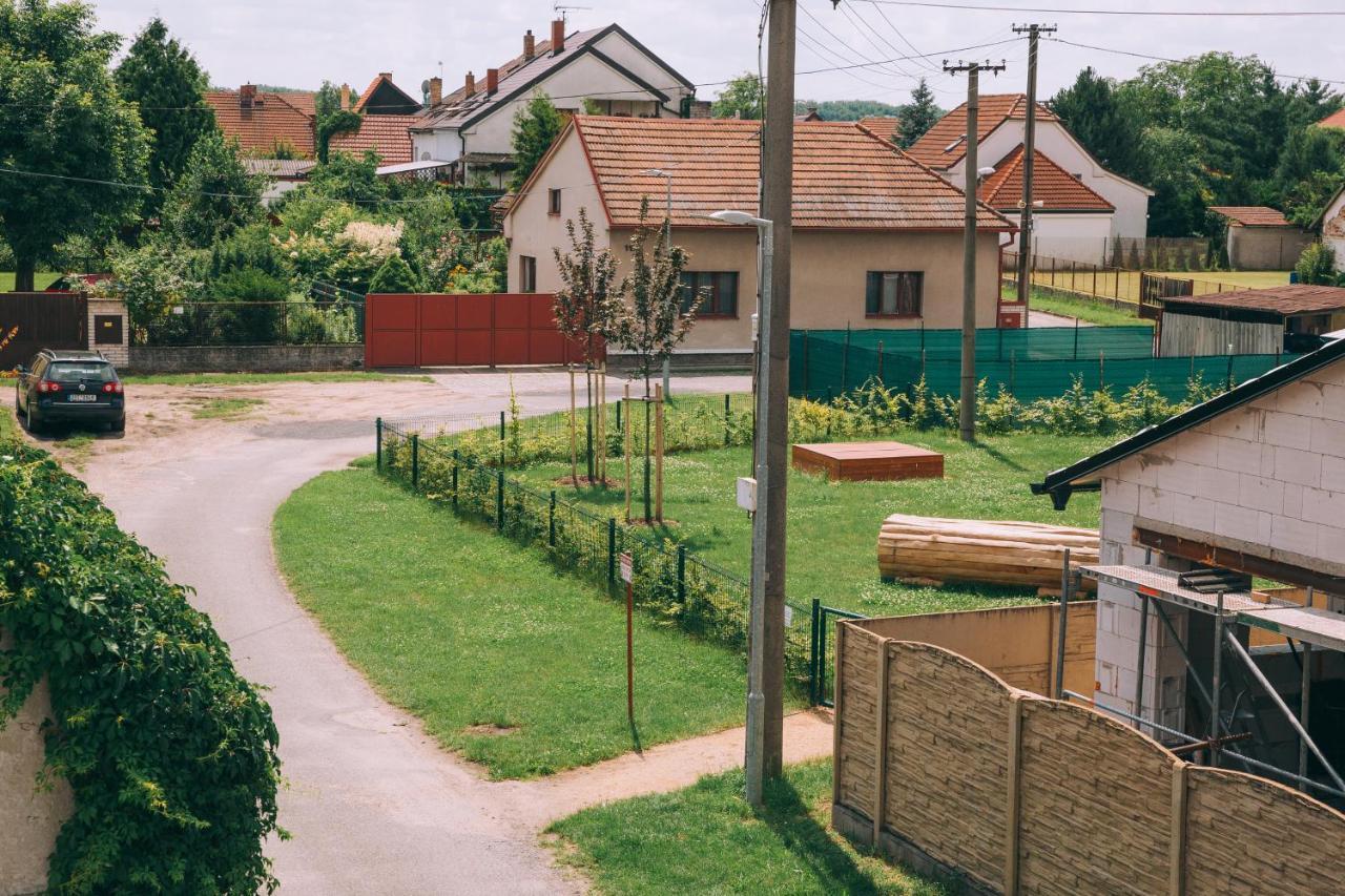 Alisa Apartments Kostomlaty nad Labem Екстериор снимка